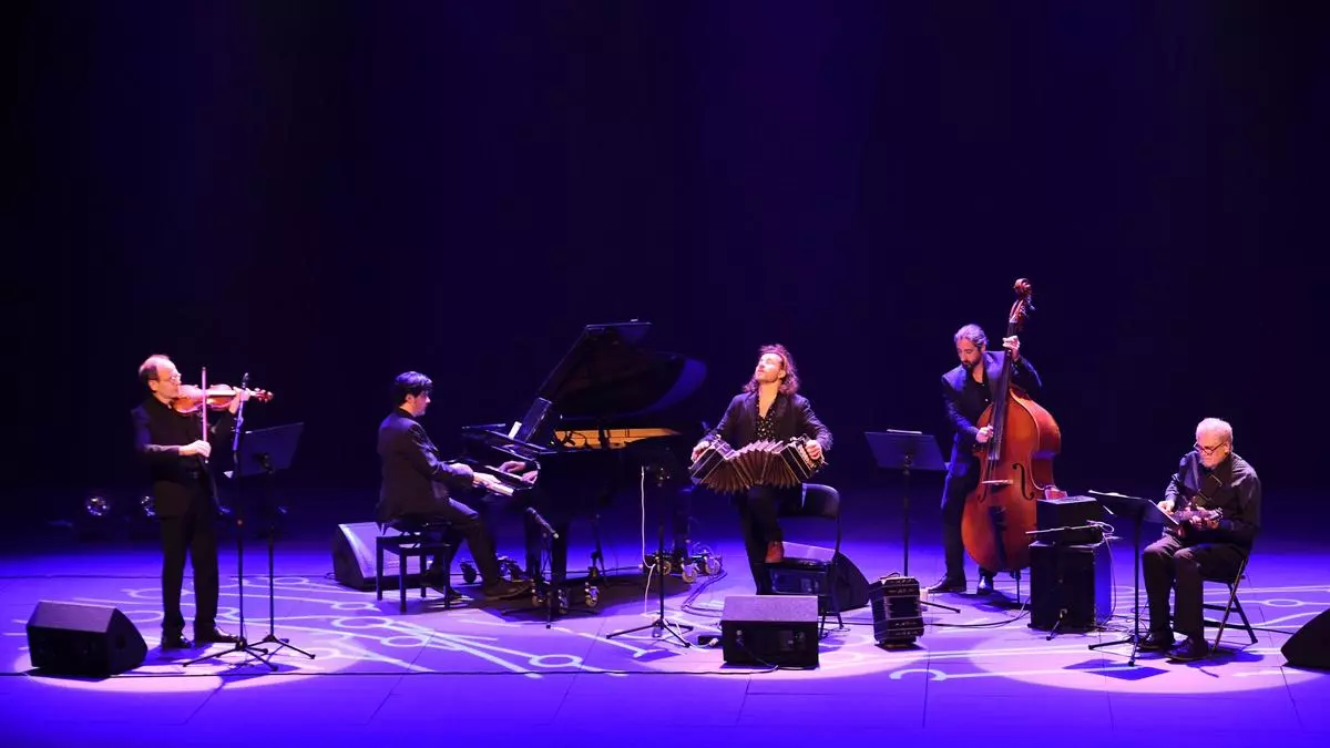 O Teatro Afundación programa un espectáculo cada dous días en maio